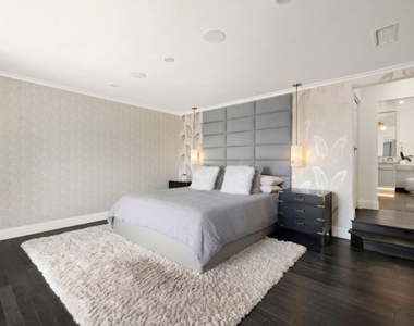 1472 N Kings Road - Photo Thumbnail 12