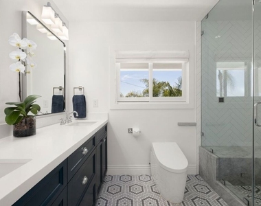 1472 N Kings Road - Photo Thumbnail 9