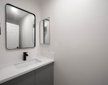 5327 Lexington Avenue - Photo Thumbnail 5