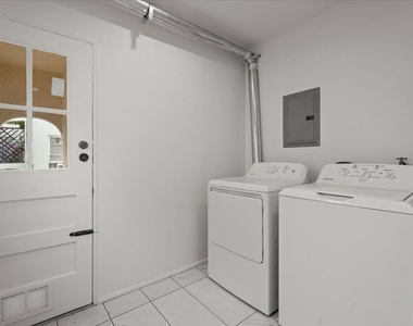 207 S Reeves Drive - Photo Thumbnail 12