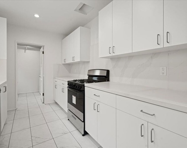 207 S Reeves Drive - Photo Thumbnail 3