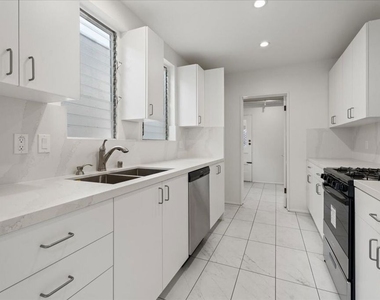 207 S Reeves Drive - Photo Thumbnail 2