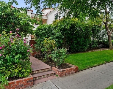 207 S Reeves Drive - Photo Thumbnail 11