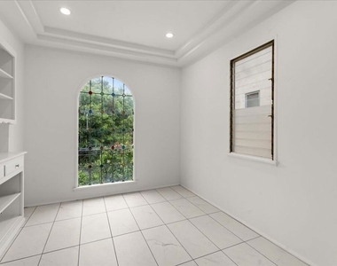 207 S Reeves Drive - Photo Thumbnail 4