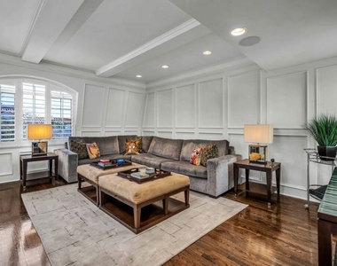 11745 Montana Avenue - Photo Thumbnail 3