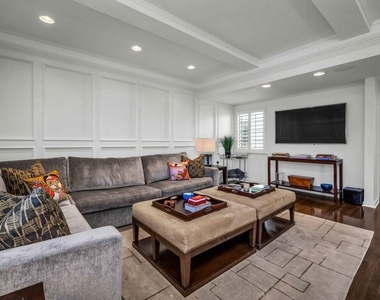 11745 Montana Avenue - Photo Thumbnail 4