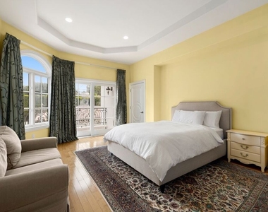 2161 Georgina Avenue - Photo Thumbnail 15