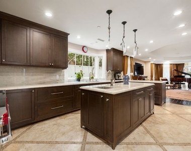 2161 Georgina Avenue - Photo Thumbnail 7