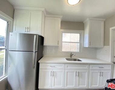 2620 S Barrington Avenue - Photo Thumbnail 7