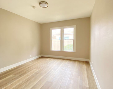 2620 S Barrington Avenue - Photo Thumbnail 14