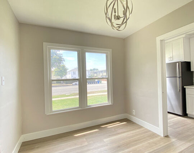 2620 S Barrington Avenue - Photo Thumbnail 3