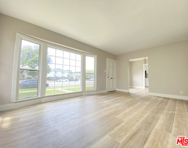 2620 S Barrington Avenue - Photo Thumbnail 17