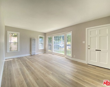 2620 S Barrington Avenue - Photo Thumbnail 1