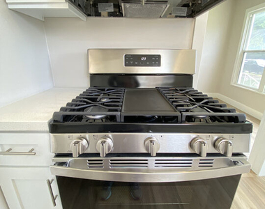 2620 S Barrington Avenue - Photo Thumbnail 9