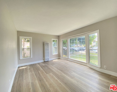 2620 S Barrington Avenue - Photo Thumbnail 2