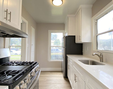 2620 S Barrington Avenue - Photo Thumbnail 6