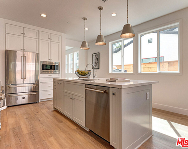 1625 S Wooster Street - Photo Thumbnail 2