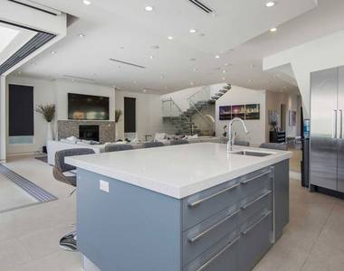 429 N Sweetzer Avenue - Photo Thumbnail 14