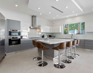 429 N Sweetzer Avenue - Photo Thumbnail 12