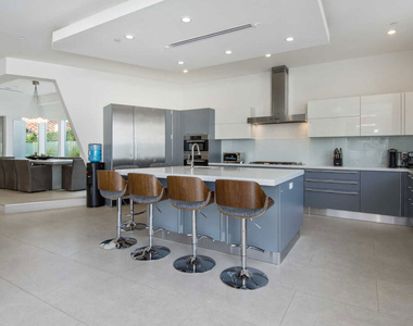 429 N Sweetzer Avenue - Photo Thumbnail 13