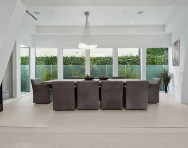 429 N Sweetzer Avenue - Photo Thumbnail 7