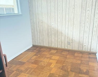 220 N Louise Street - Photo Thumbnail 5