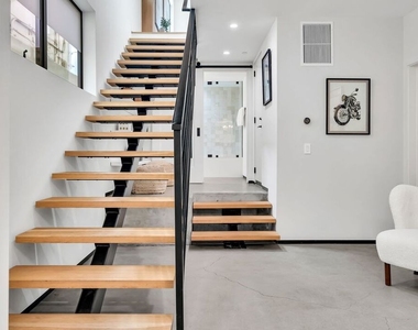 611 Broadway Street - Photo Thumbnail 9