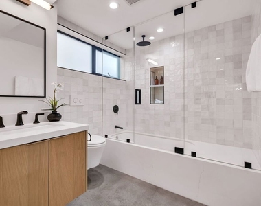 611 Broadway Street - Photo Thumbnail 7