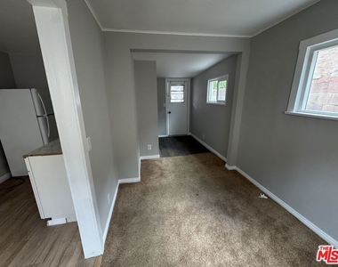 6111 Greenwood Avenue - Photo Thumbnail 7