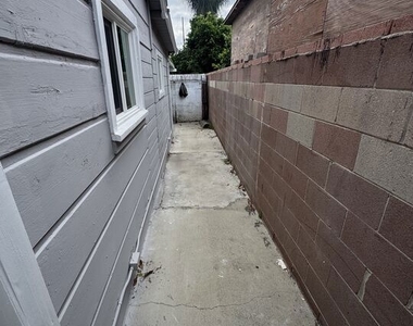 6111 Greenwood Avenue - Photo Thumbnail 10