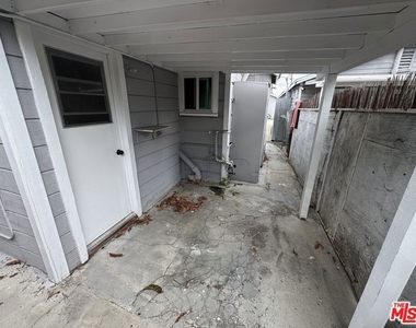 6111 Greenwood Avenue - Photo Thumbnail 9