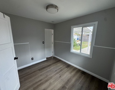 6111 Greenwood Avenue - Photo Thumbnail 3