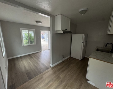 6111 Greenwood Avenue - Photo Thumbnail 6