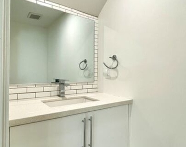 5222 Satsuma Avenue - Photo Thumbnail 15