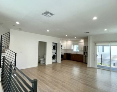 5222 Satsuma Avenue - Photo Thumbnail 4