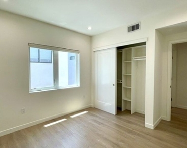 5222 Satsuma Avenue - Photo Thumbnail 30