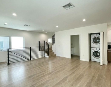 5222 Satsuma Avenue - Photo Thumbnail 7