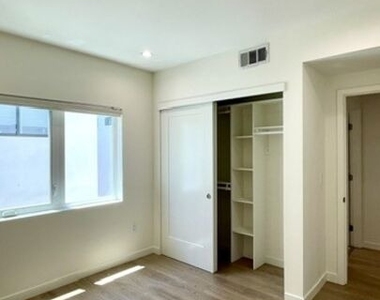 5222 Satsuma Avenue - Photo Thumbnail 29