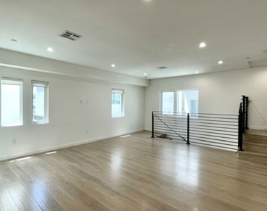 5222 Satsuma Avenue - Photo Thumbnail 14