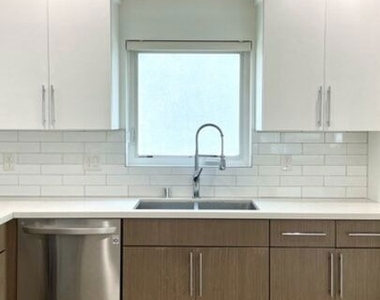 5222 Satsuma Avenue - Photo Thumbnail 12
