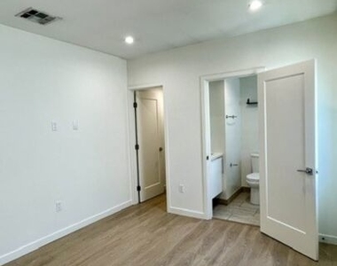 5222 Satsuma Avenue - Photo Thumbnail 25