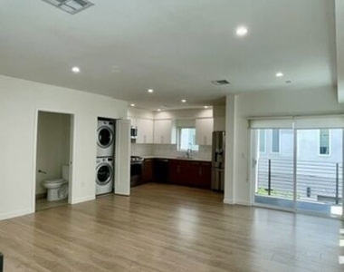 5222 Satsuma Avenue - Photo Thumbnail 6