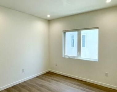 5222 Satsuma Avenue - Photo Thumbnail 20