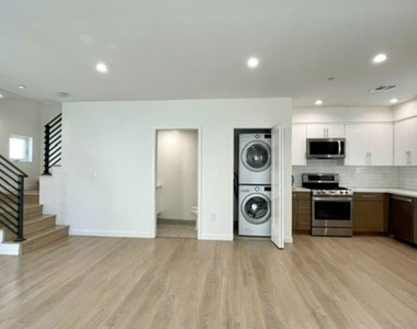 5222 Satsuma Avenue - Photo Thumbnail 8