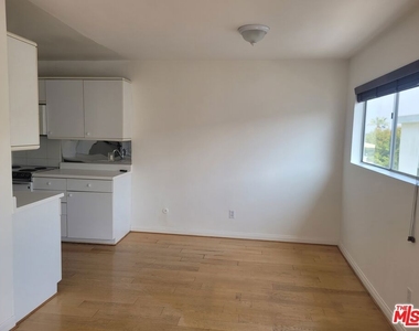 960 Larrabee Street - Photo Thumbnail 3
