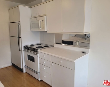 960 Larrabee Street - Photo Thumbnail 4