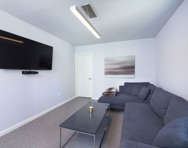 8842 Dorrington Avenue - Photo Thumbnail 14