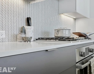 West 28th Street - Photo Thumbnail 8