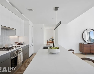 West 28th Street - Photo Thumbnail 3