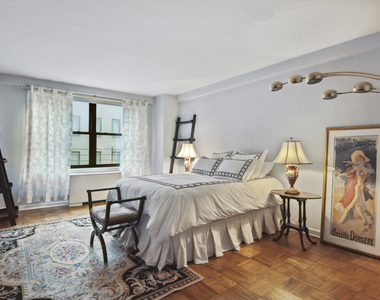 225 E 57th St - Photo Thumbnail 3